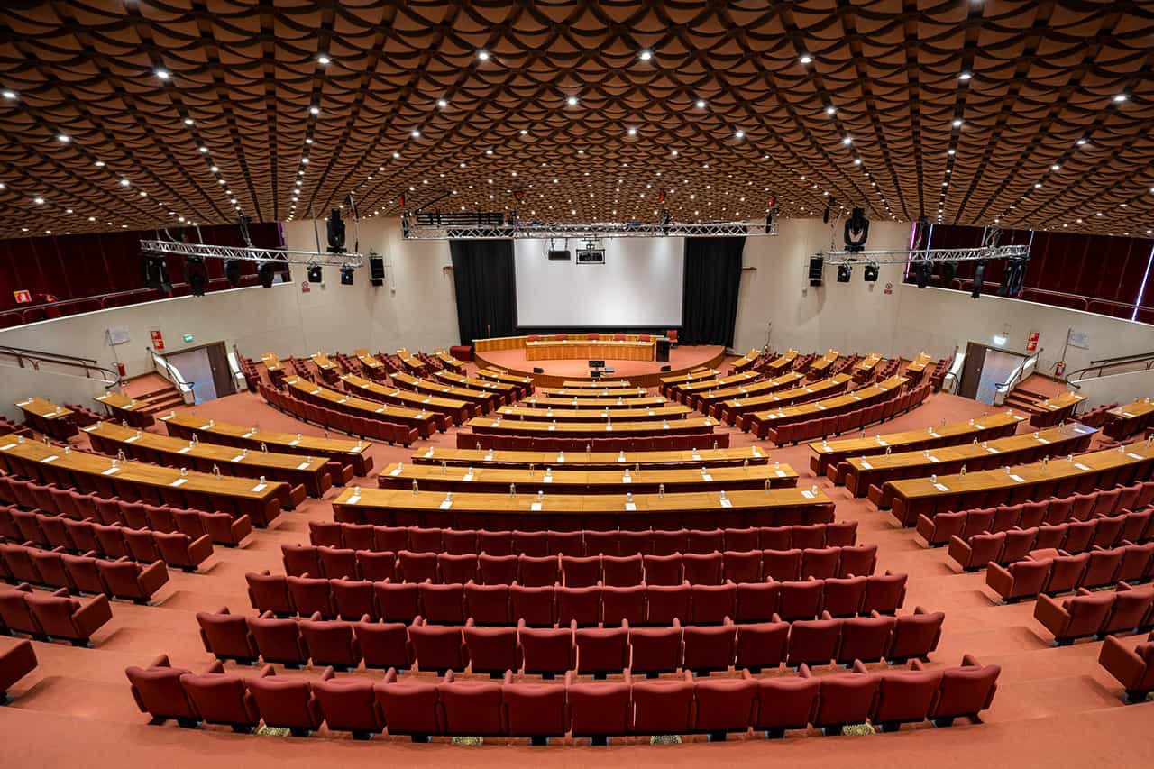 Una panoramica di una sala conferenze del Palazzo dei Congressi con ...